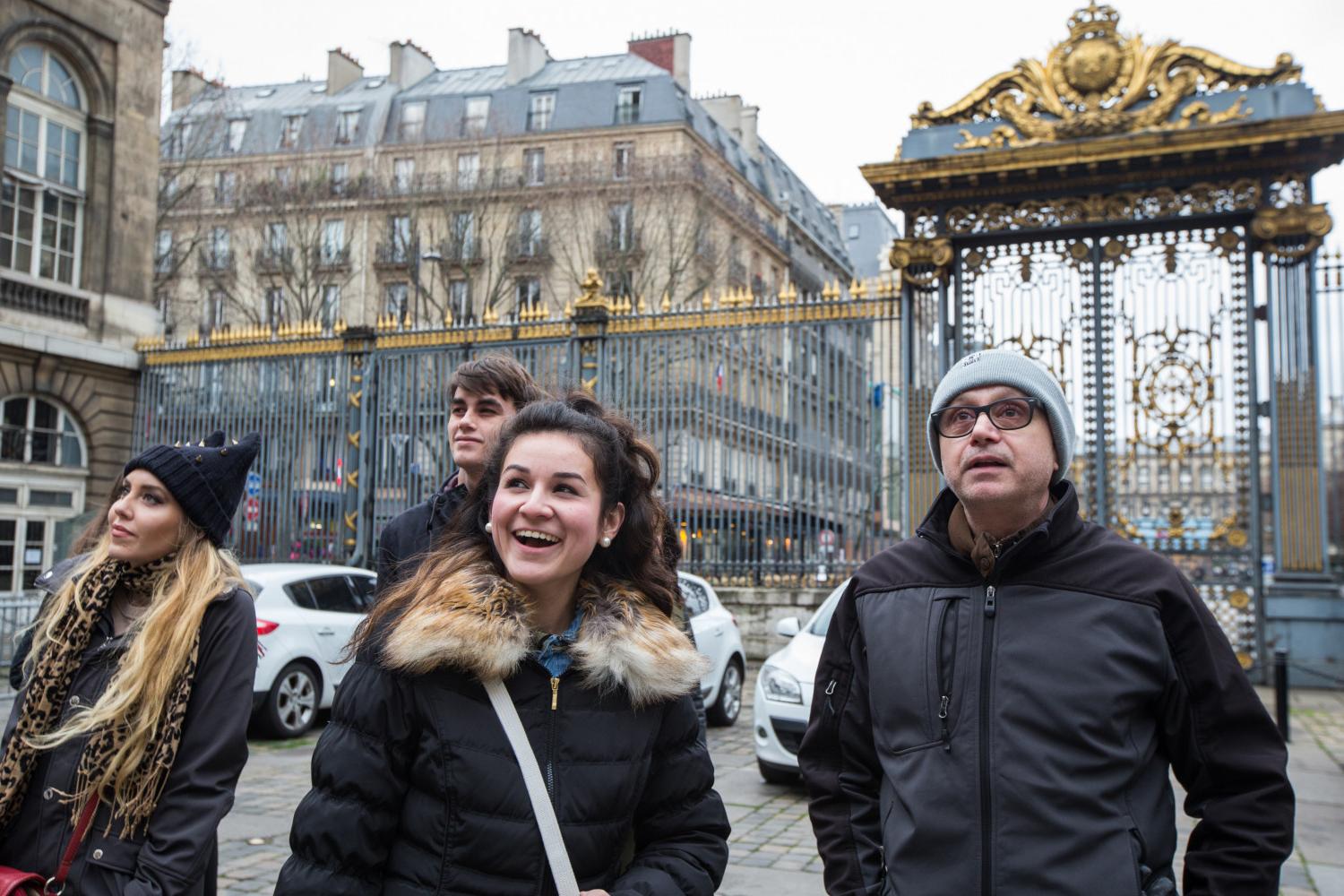 <a href='http://yg.theelectronicshopping.com'>博彩网址大全</a> French Professor Pascal Rollet leads students on a study tour in Paris.